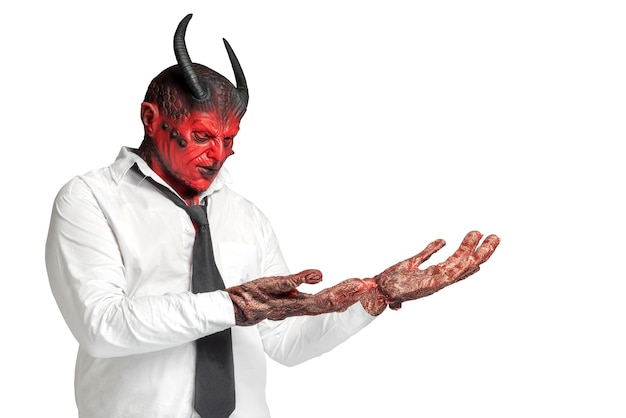 Devilman est debout avec une paume ouverte et montre quelque chose