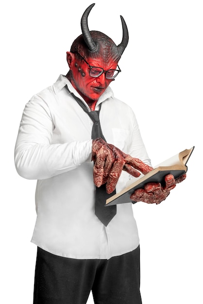 Devilman est debout et tient le livre