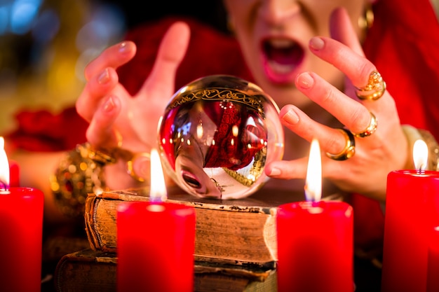 Un devin pendant une séance avec Crystal Ball