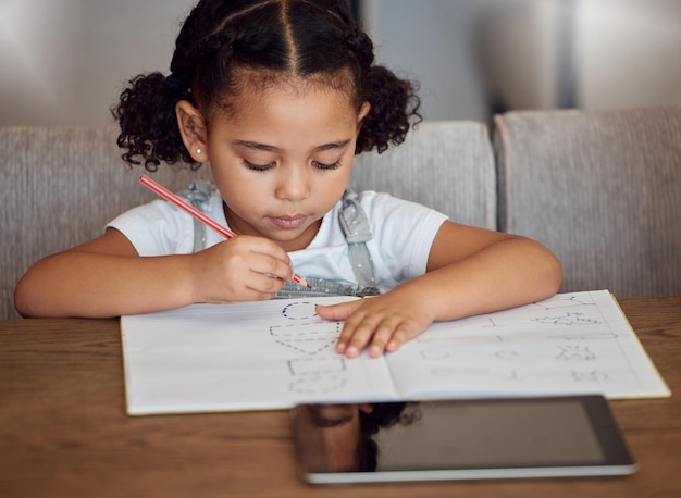 Photo devoirs d'éducation et écriture de l'enfant dans un cahier pour l'étude de la forme d'apprentissage préscolaire ou l'école à la maison connaissance des jeunes étudiants et jeune fille noire étudiant le travail et le dessin au crayon