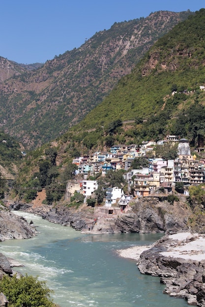 Devprayag est le dernier prieag de la rivière Alaknanda et à partir de ce point, le confluent de la rivière Alaknanda et Bhagirathi est connu sous le nom de Ganga Uttarakhand Inde