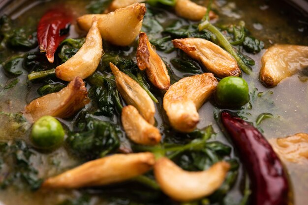 Dhaba Style Lasuni ou Lasooni Methi fry sabzi à base de feuilles de fenugrec frais, d'oignon et d'ail mélangés à des épices indiennes, servi dans un bol