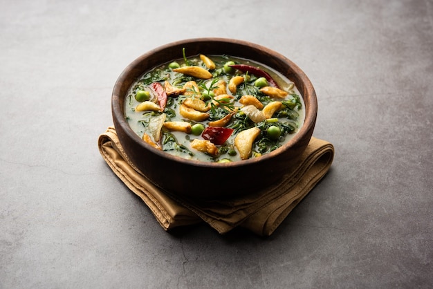 Dhaba Style Lasuni ou Lasooni Methi fry sabzi à base de feuilles de fenugrec frais, d'oignon et d'ail mélangés à des épices indiennes, servi dans un bol