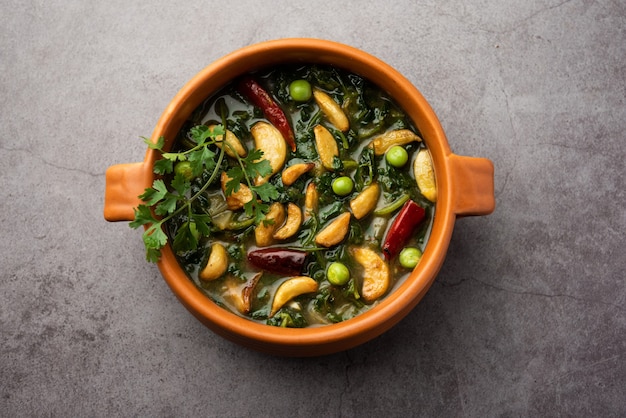 Dhaba Style Lasuni ou Lasooni Methi fry sabzi à base de feuilles de fenugrec frais, d'oignon et d'ail mélangés à des épices indiennes, servi dans un bol