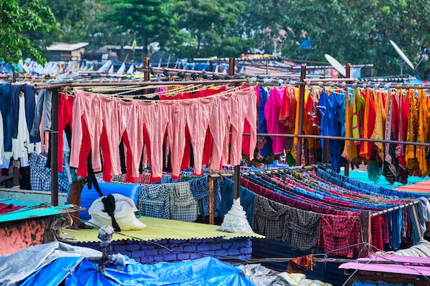 Dhobi Ghat est un lavoir de laverie en plein air à Mumbai, en Inde avec du linge séchant sur des cordes