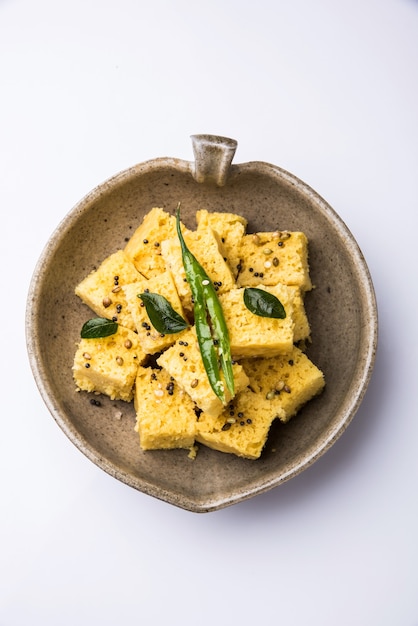 Le dhokla est un aliment végétal ou un petit-déjeuner de collation de l'État indien du Gujarat. Servi avec chutney et piment