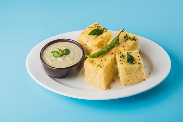 Dhokla est une collation ou un petit-déjeuner végétarien de l'État indien du Gujarat