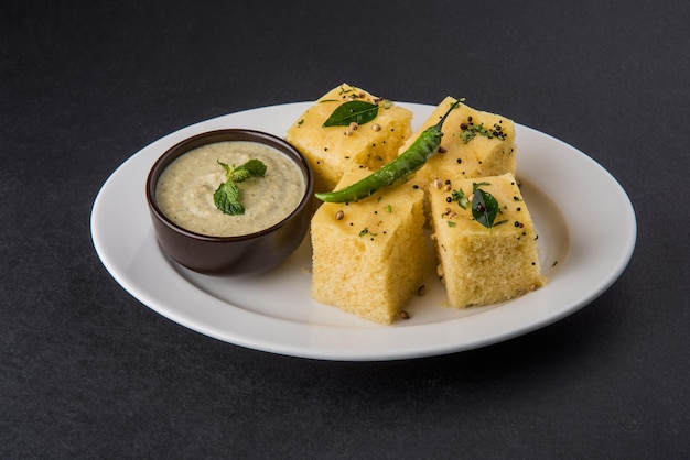 Dhokla est une collation ou un petit-déjeuner végétarien de l'État indien du Gujarat