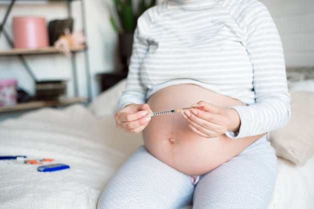 Diabète de la femme enceinte, stylo à insuline. Femme enceinte avec seringue.