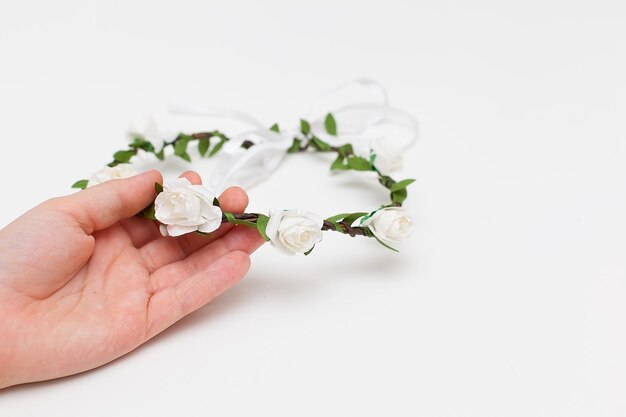 Diadème de fleurs artificielles isolé sur fond blanc