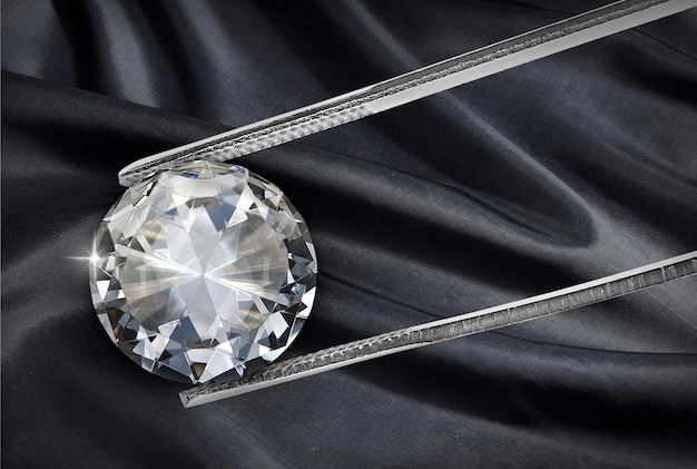 Diamant brillant sur fond de tissu noir tenu dans une pince à diamants