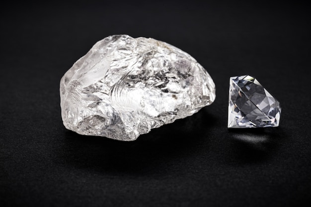 Diamant coupé avec gemme de diamant brut, sur une surface isolée, concept d'entreprise de diamant.