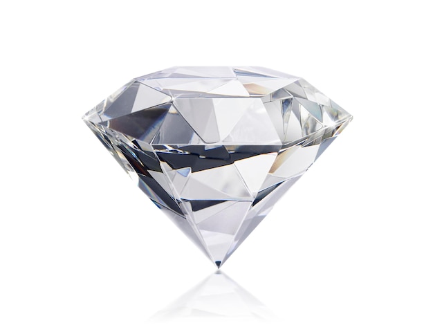 Diamant éblouissant sur fond blanc