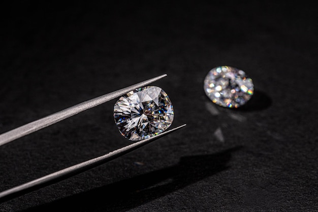 Un diamant est maintenu dans une paire de clips métalliques.