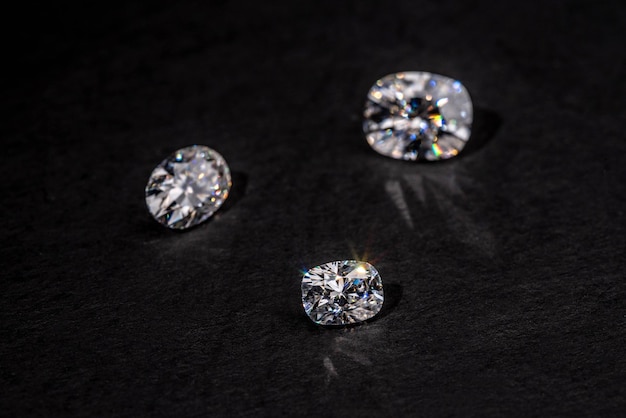 Un diamant est représenté sur une surface noire.