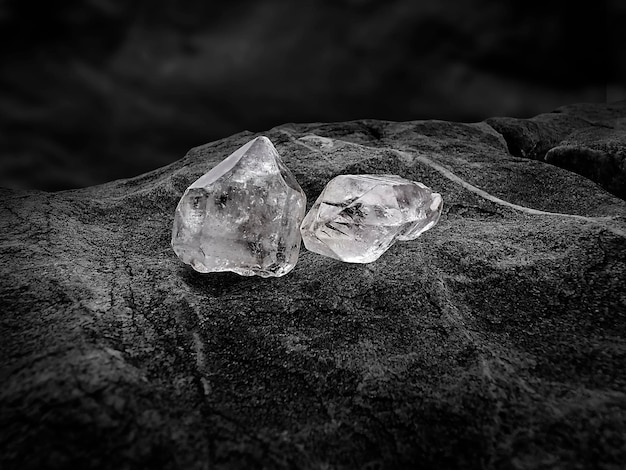 Diamant naturel niché sur fond de charbon noir