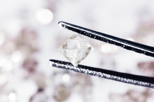 Diamant naturel transparent en pincettes