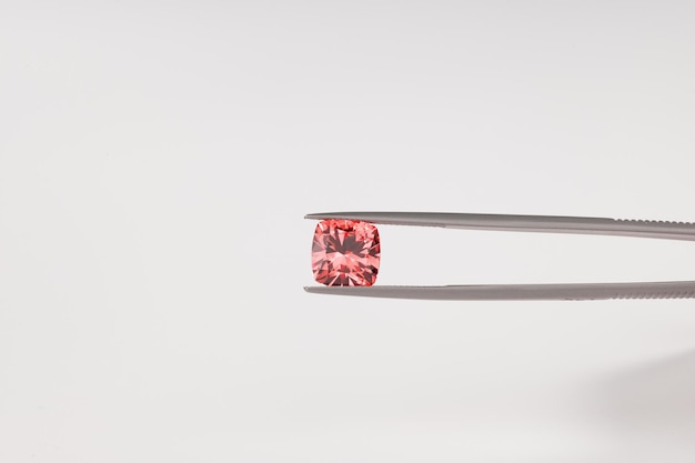 Un diamant rouge avec une bande d'argent.