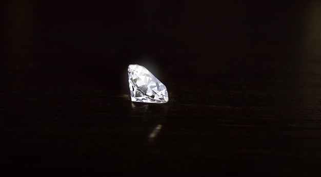 Les diamants sont précieux, chers et rares. Pour faire des bijoux