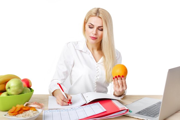 Diététicien faisant un régime de fruits et légumes