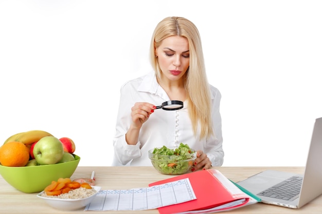 Diététicien faisant un régime de fruits et légumes