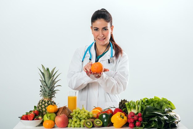 Diététicien féminin en uniforme avec stéthoscope