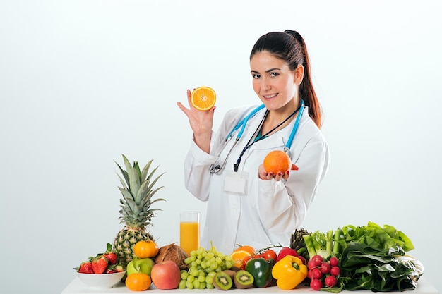 Diététicien féminin en uniforme avec stéthoscope