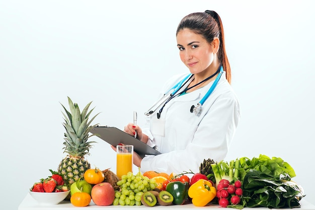 Diététicien féminin en uniforme avec stéthoscope