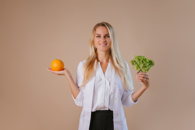 La diététiste tient des fruits et légumes