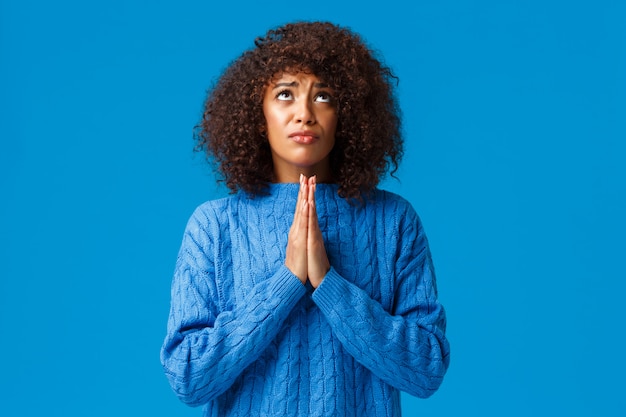 Dieu aide s'il te plaît à trouver le chemin. Jeune femme afro-américaine fidèle et pleine d'espoir