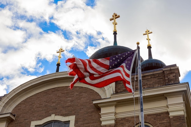 Dieu bénisse le drapeau américain de l'amérique et le clocher de l'église belle en plus chrétienne