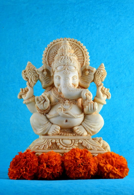 Dieu hindou Ganesha. Ganesha Idol sur fond bleu