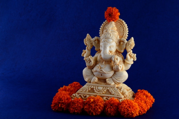 Dieu hindou Ganesha. Ganesha Idol sur fond bleu