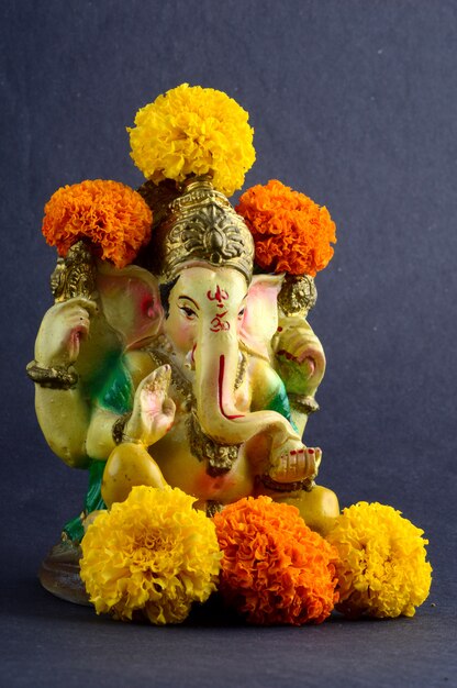 Dieu hindou Ganesha. Ganesha Idol sur fond gris.