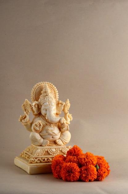 Dieu hindou Ganesha. Ganesha Idol sur fond