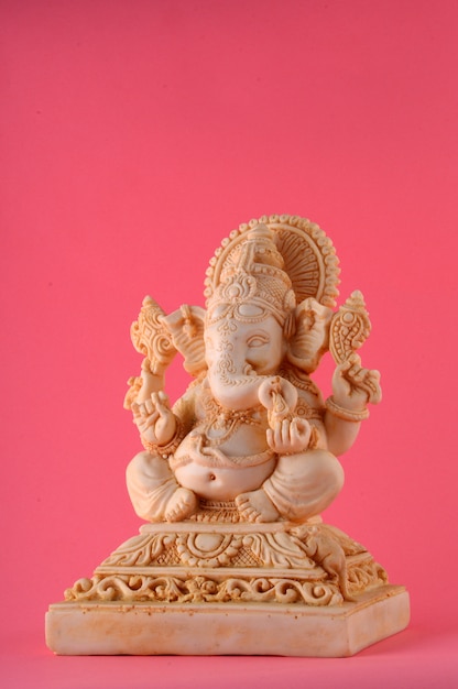 Dieu hindou Ganesha Idol sur surface rose