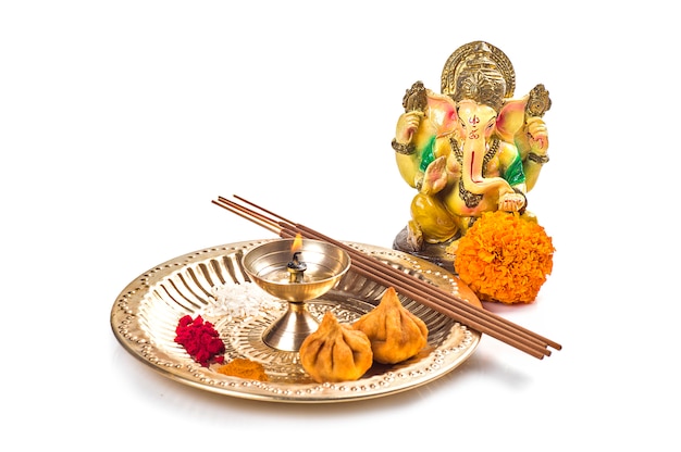 Dieu hindou Ganesha. Statue de Lord Ganesha. Arrangement de culte (Pooja) sur fond blanc.