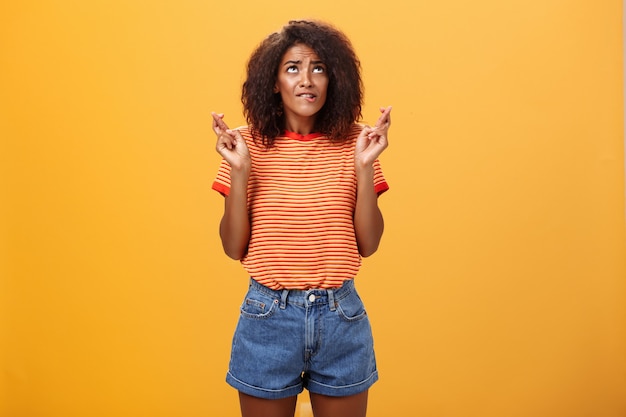 Dieu que cela m'importe, une femme nerveuse élégante et séduisante à la peau foncée avec une coiffure frisée bi ...