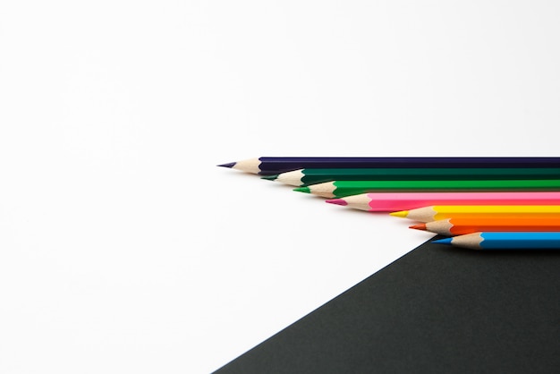 La différence entre les crayons de couleur noir et blanc