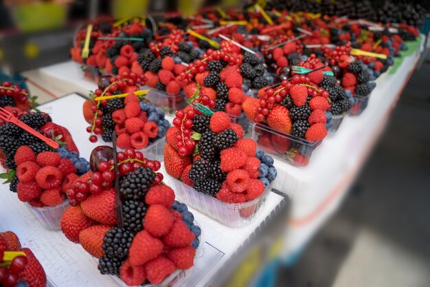 Photo différentes baies sur le comptoir au marché de rue.