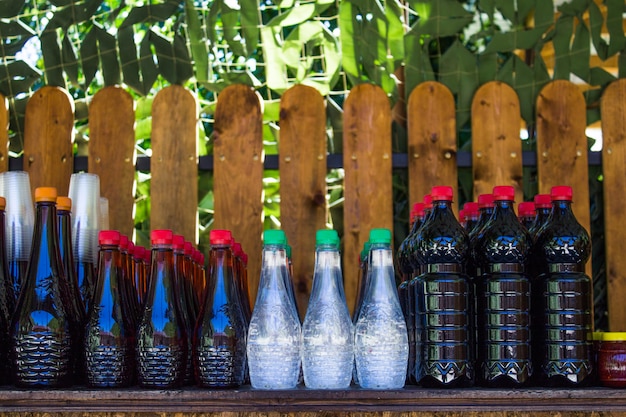 Photo différentes boissons alcoolisées de production à domicile