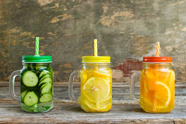 Différentes boissons de fruits et légumes sur le vieux fond en bois.