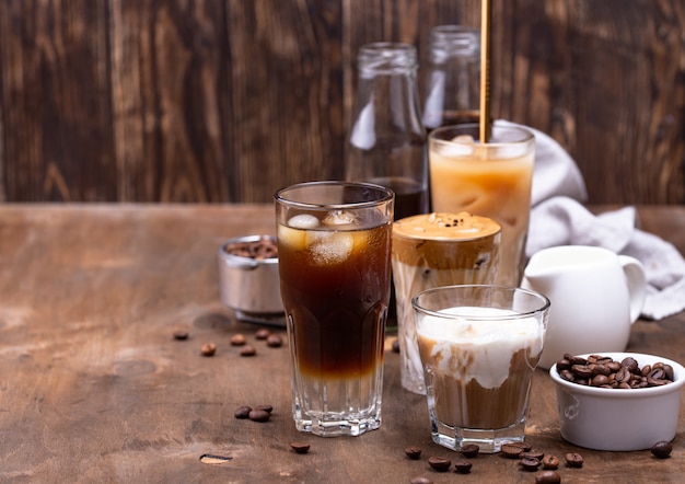 Différentes boissons à la mode au café froid