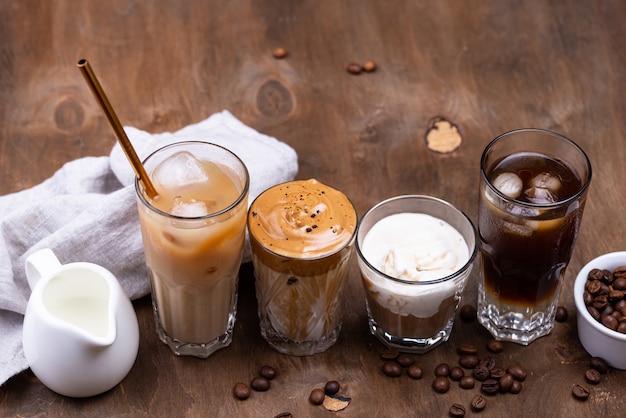 Différentes Boissons à La Mode Au Café Froid