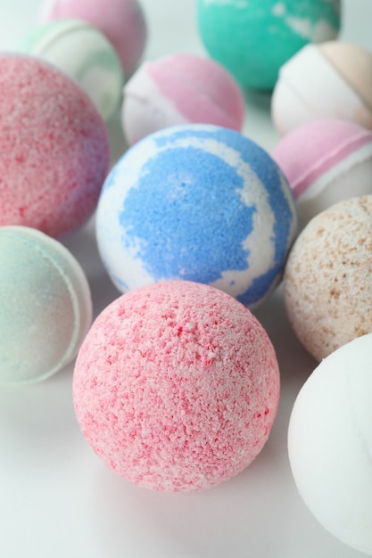 Différentes boules de bain sur fond blanc, gros plan