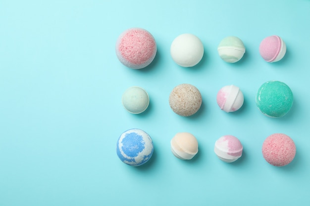 Différentes boules de bain sur fond bleu, vue de dessus