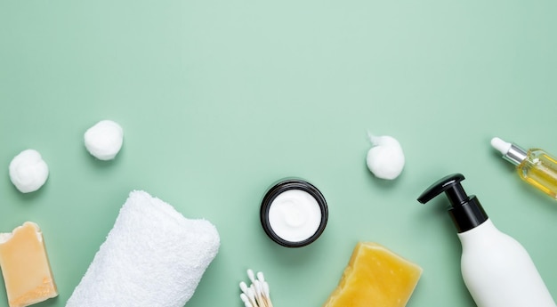 Différentes bouteilles et contenants cosmétiques Produits de bain dans la salle de bain spa sérum savon naturel