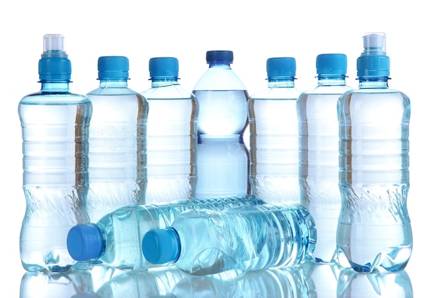 Photo différentes bouteilles d'eau isolés sur blanc