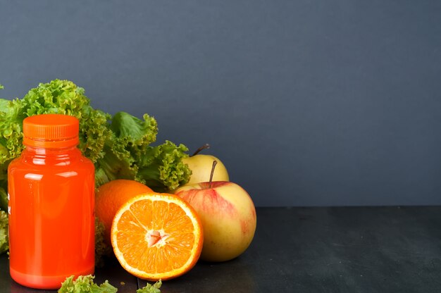 différentes bouteilles de jus de fruits