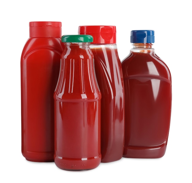Différentes bouteilles de ketchup sur fond blanc
